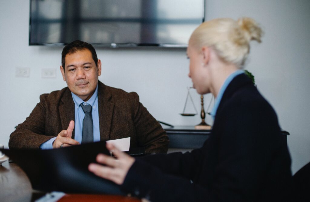 manager średniego szczebla rozmawiający z mentorką